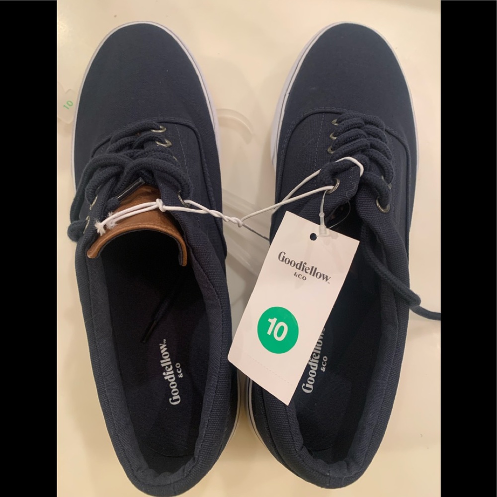 Men’s Goodfellow navy canvas sneakers.